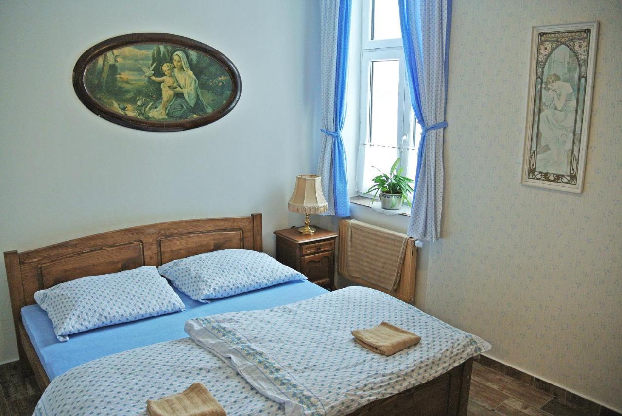 Restaurace A Penzion Ubrousku Prostri Se Nová Bystřice Extérieur photo