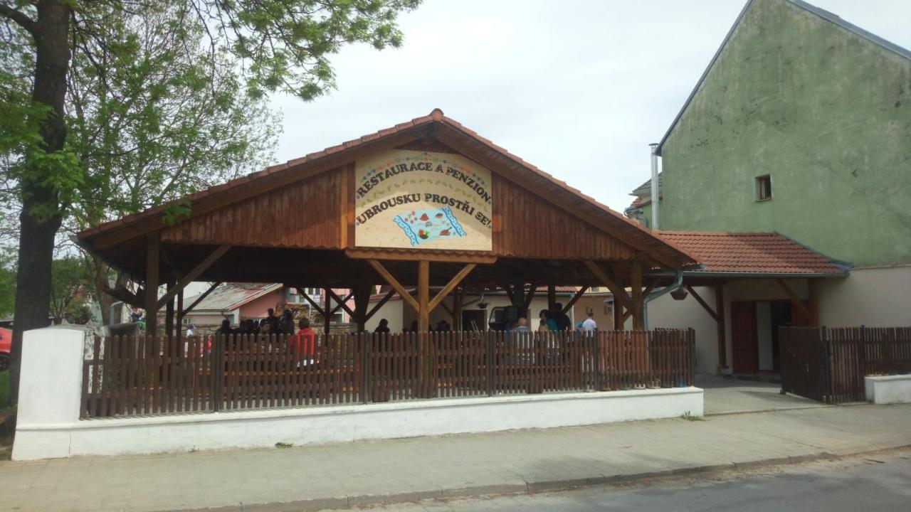 Restaurace A Penzion Ubrousku Prostri Se Nová Bystřice Extérieur photo