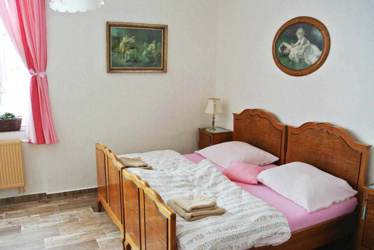 Restaurace A Penzion Ubrousku Prostri Se Nová Bystřice Extérieur photo