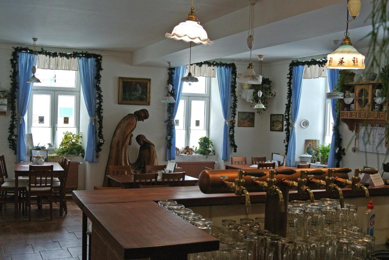 Restaurace A Penzion Ubrousku Prostri Se Nová Bystřice Extérieur photo